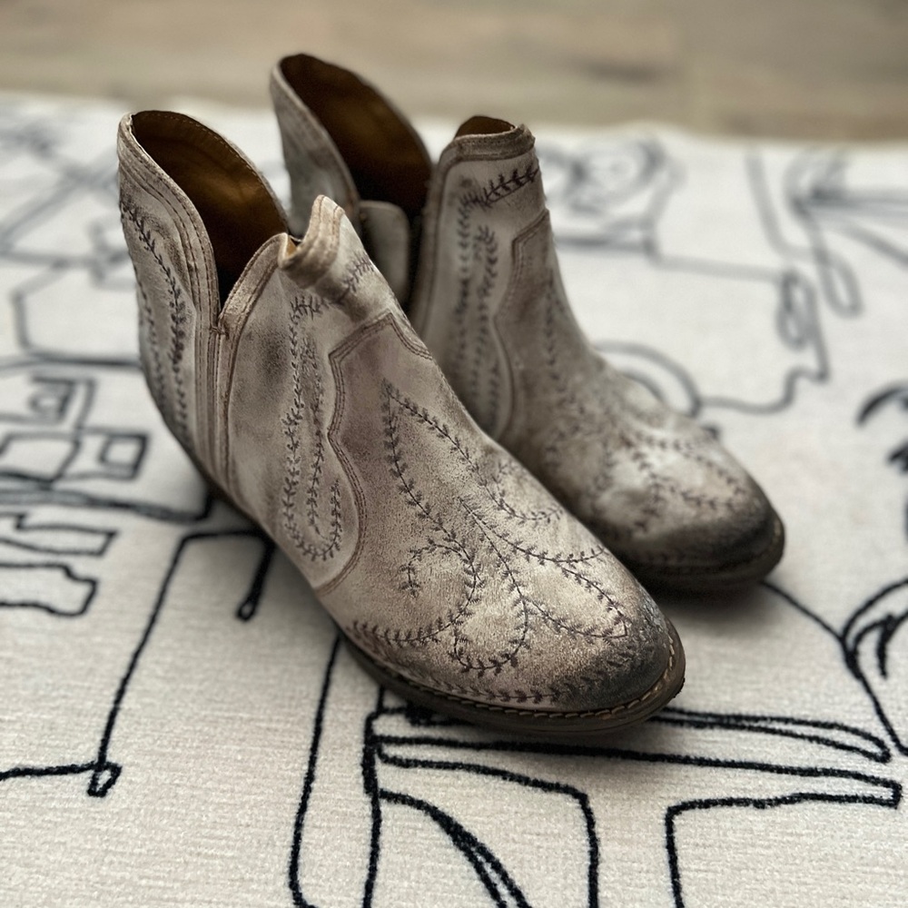 Stylish Embroidered Ankle Boots - Brown
